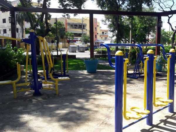 Estaciones de gimnasio al aire libre en el Parque Gregorio Luperón