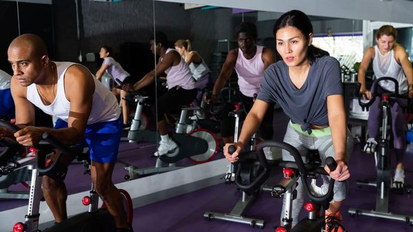 Clase de ciclismo indoor en un gimnasio de Santo Domingo